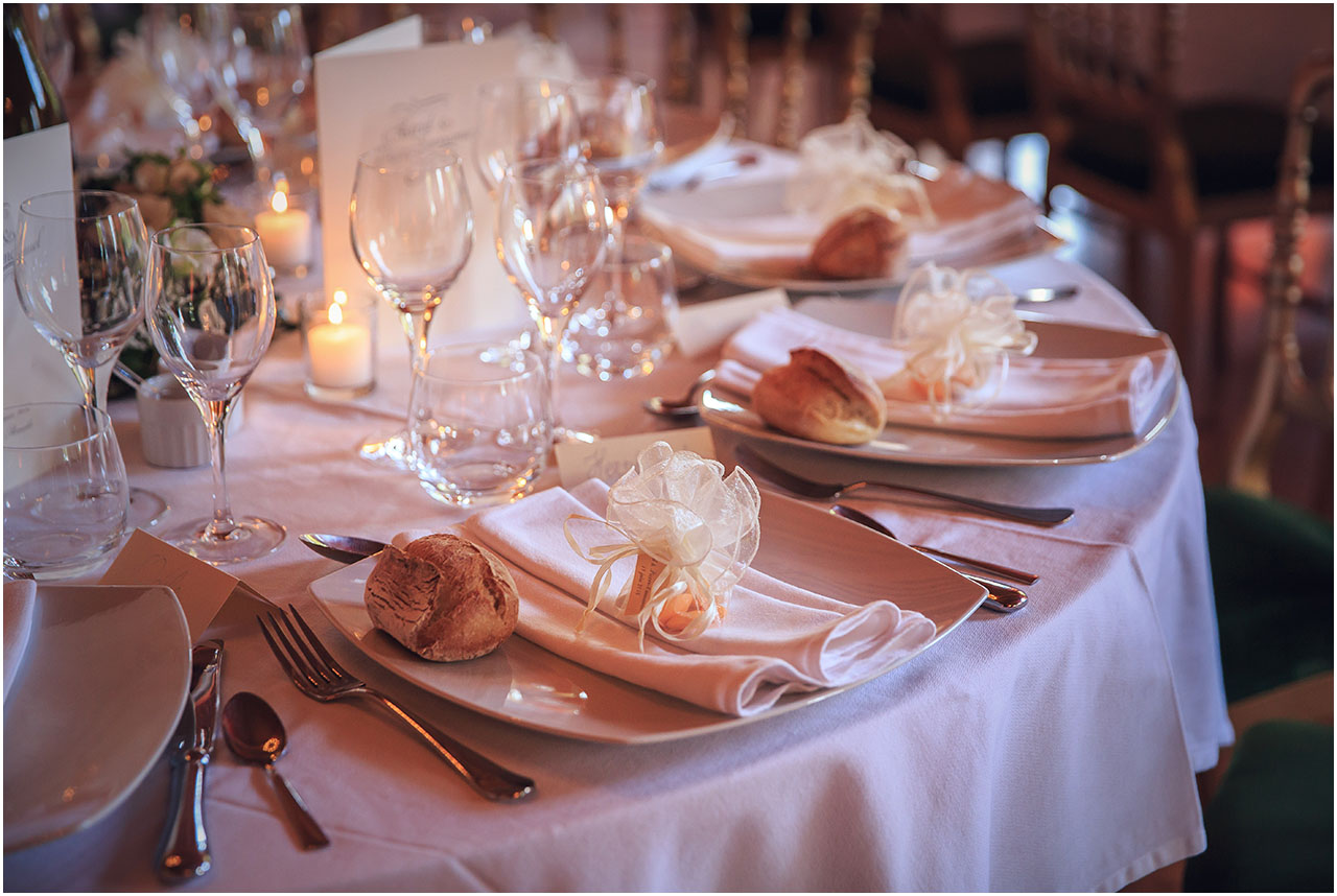 MARIAGE CHATEAU DE PIERRECLOS Salle de réception détails tables