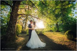 Photo de couple prise lors d'un mariage au domaine de la Distillerie à Polliat Ain