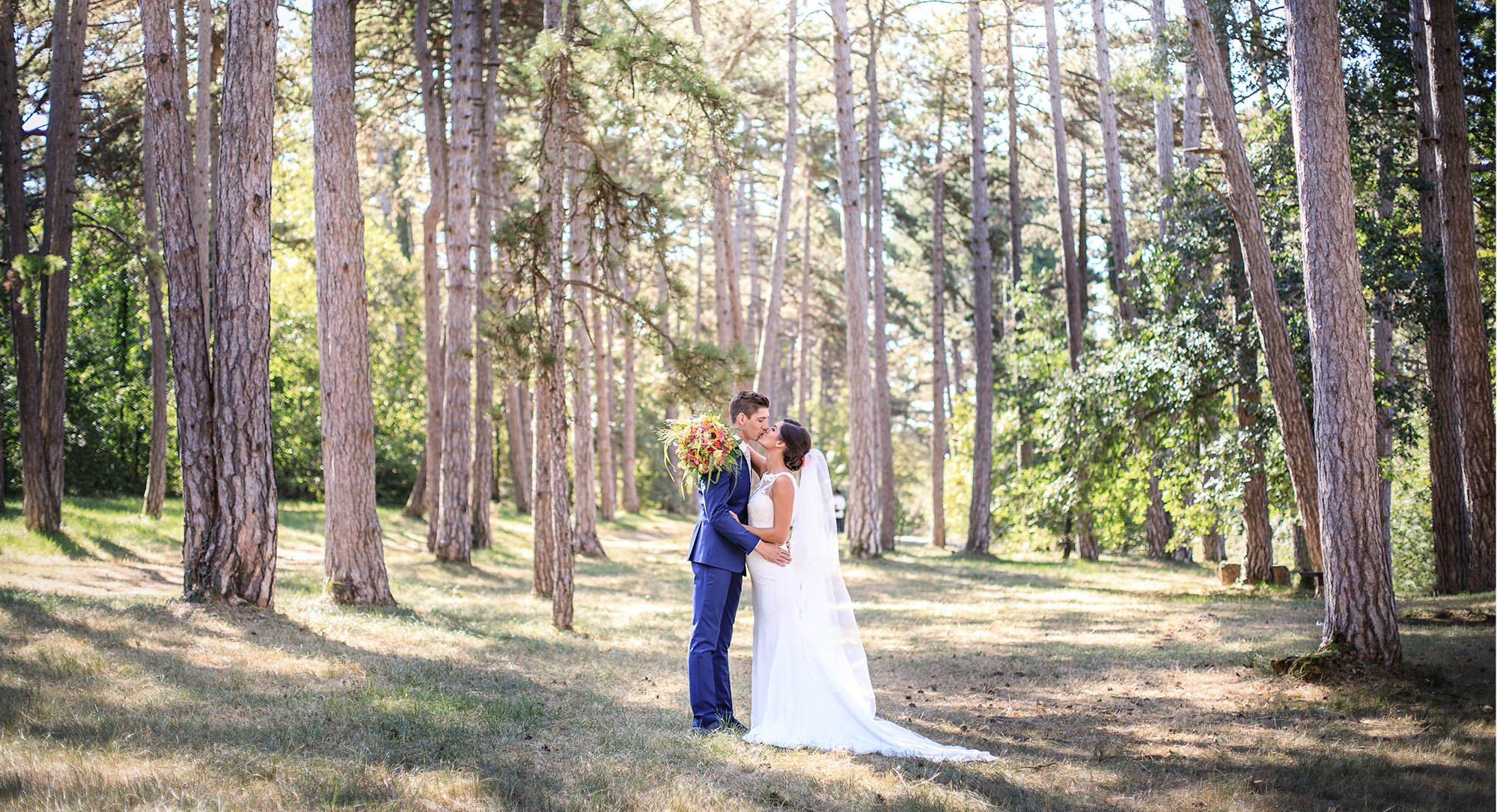 Couple de mariés dans le vignoble du Beaujolais, photographe de mariage à Villefranche-sur-Saône