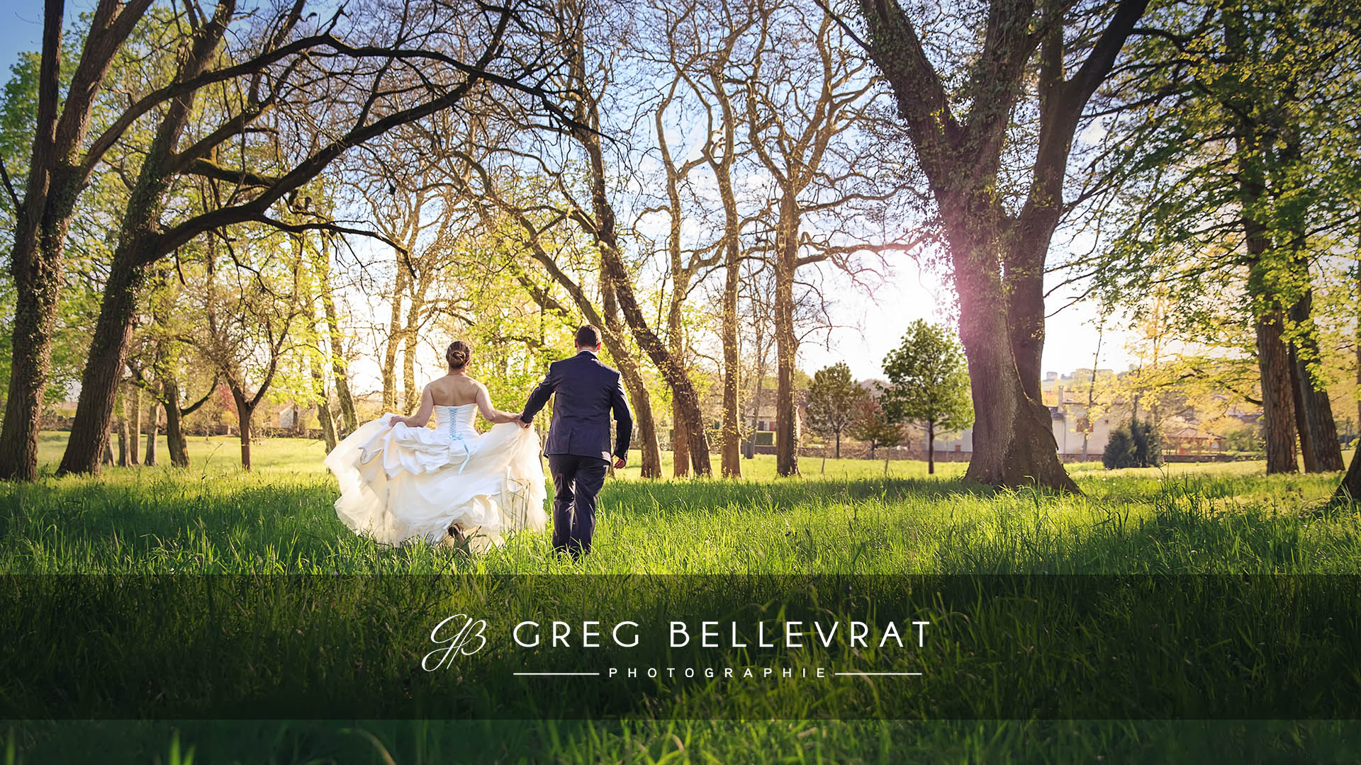 couple de mariage qui court dans les herbes à Chatillon sur Chalaronne Greg BELLEVRAT photographe