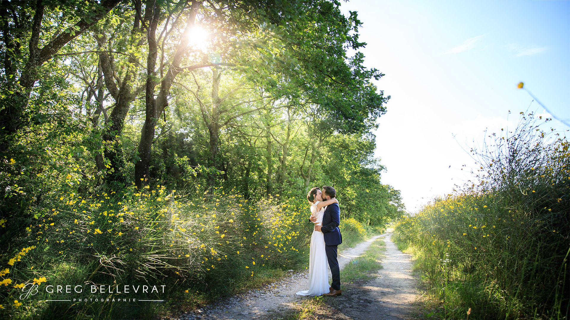 photo de couple mariage vers pont de vaux prise par Greg BELLEVRAT Photographe