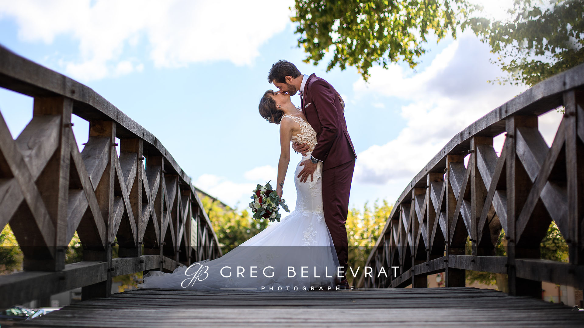 photo de mariage prise à Vonnas sur le pont de la rivière près de Georges Blanc