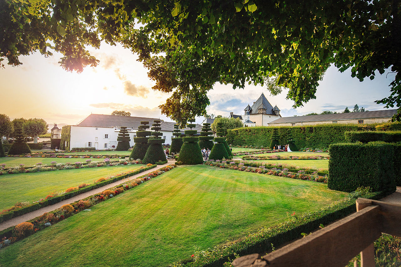 Vin d'honneur dans les jardins du château de Pizay, mariage en Beaujolais