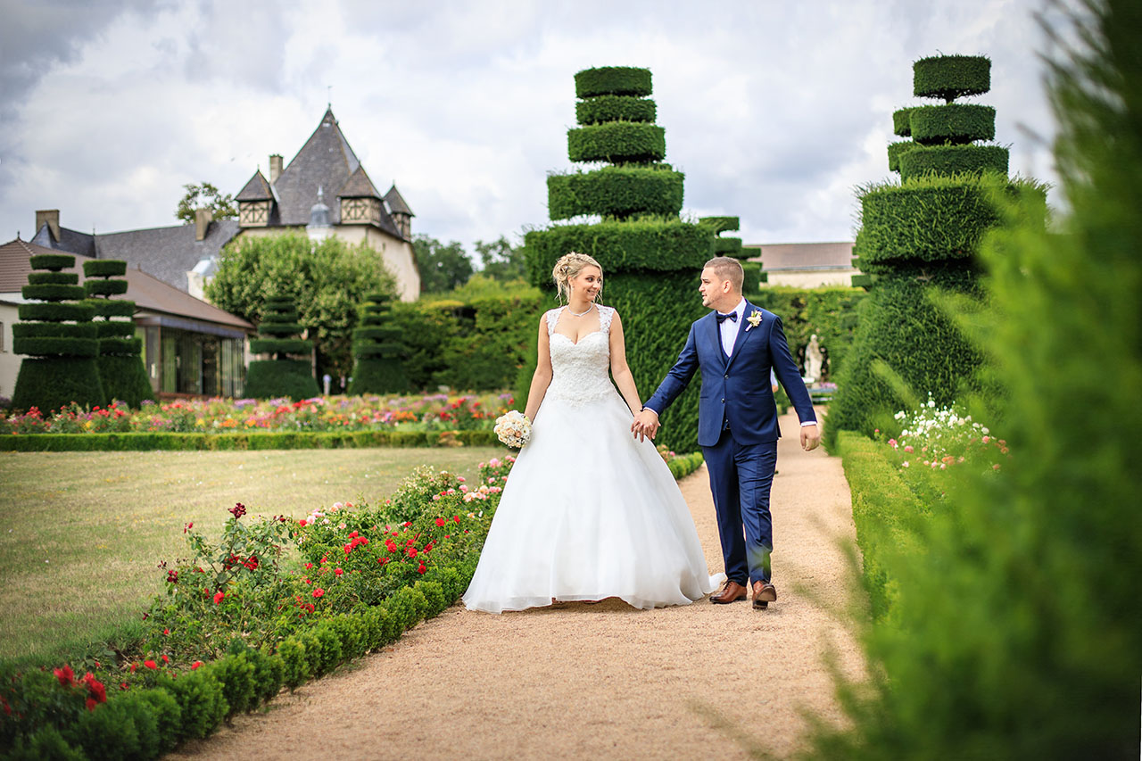 Photos de couple dans le parc du château de Pizay, mariage en Beaujolais