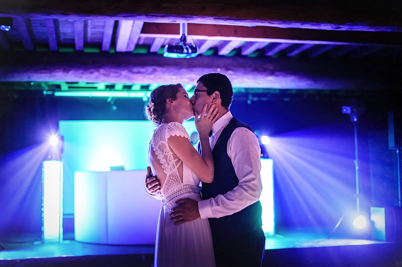 Première danse des mariés au Domaine de la Croix Rochefort, mariage en Beaujolais