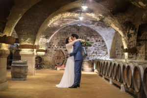 Domaine de la Croix Rochefort - mariage - photos de couple - cave