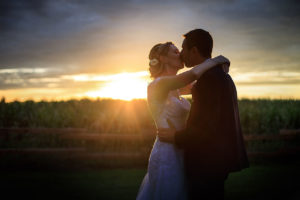 Ferme du Tremblay, mariage, photo de couple sur soleil couchant