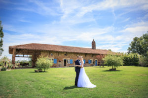 Ferme du Tremblay mariage , photo de couple devant la ferme