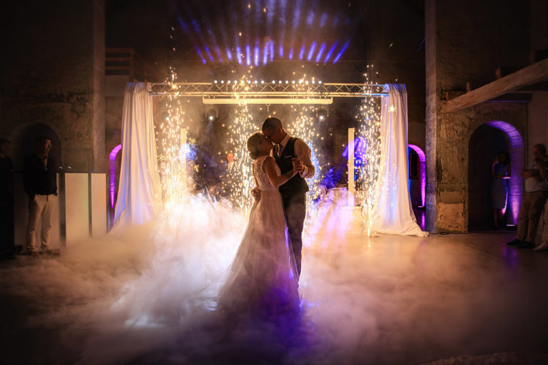 Ouverture du bal lors d'un mariage photographie par Greg Bellevrat