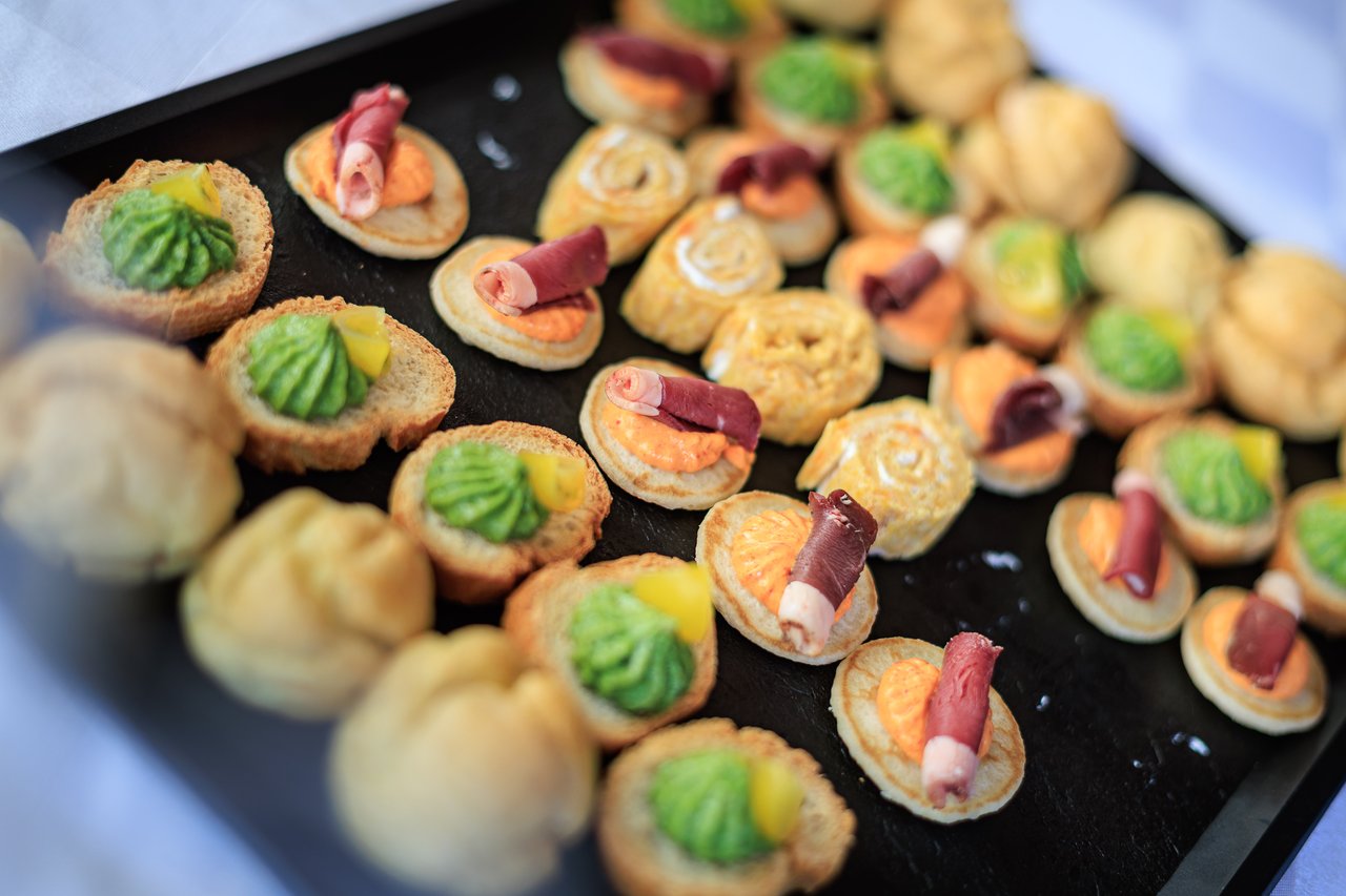 Plateau de petits fours et canapes traiteur pour un cocktail de mariage.