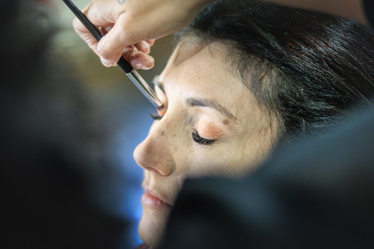 Gros plan sur l'application du fard a paupieres sur la mariee.