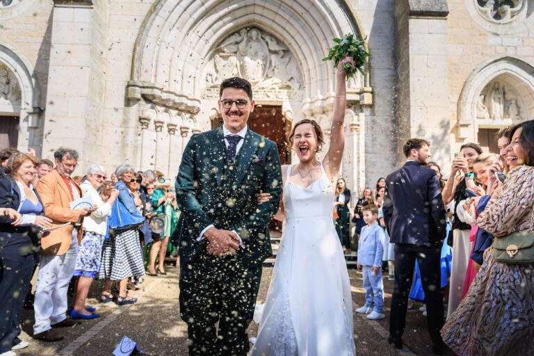 Camille et Paul sortent de l'eglise sous un jet de confettis, chateau des Broyers