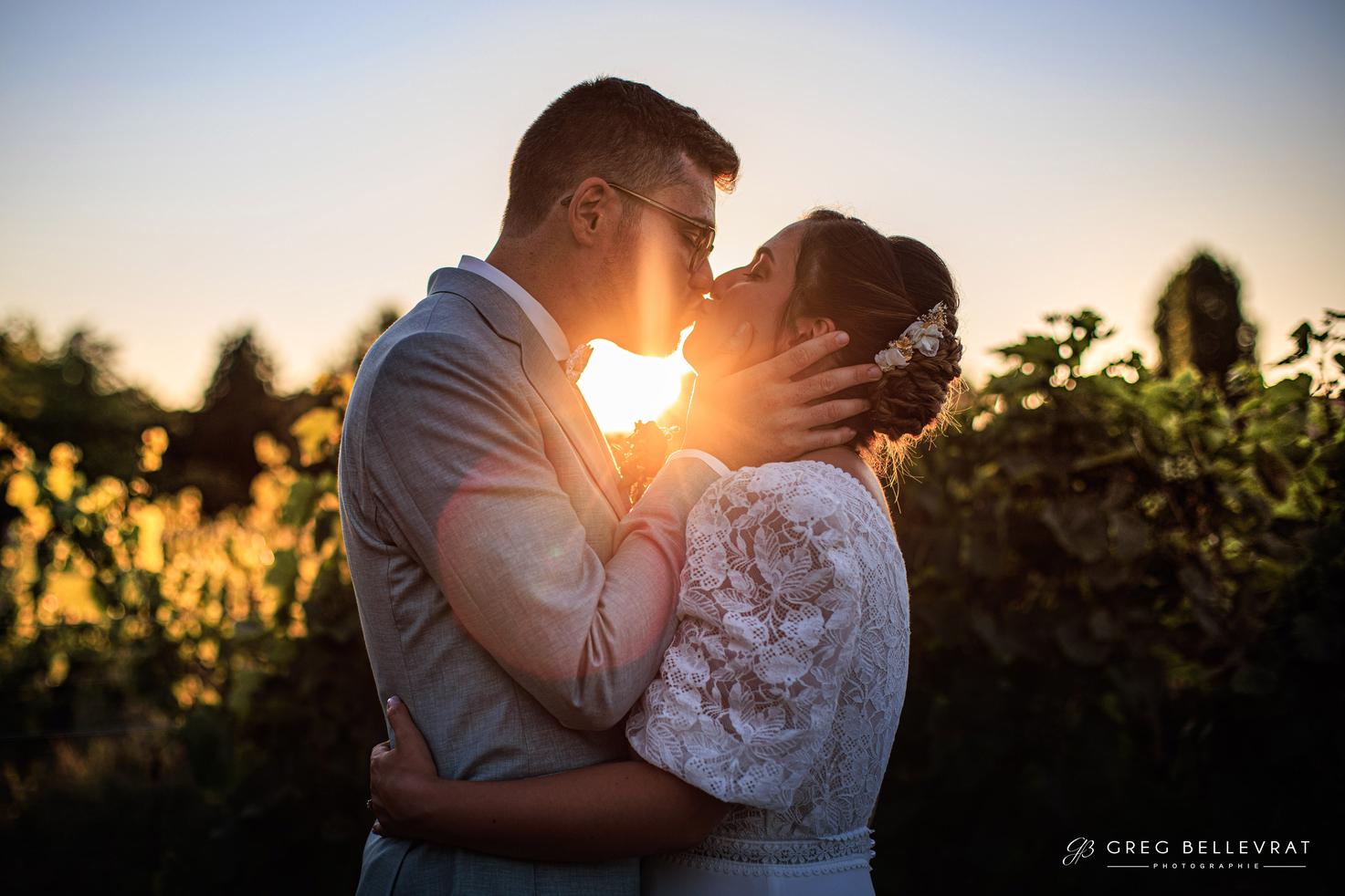Baiser des mariés à contre-jour au coucher du soleil — photographe de mariage à Paray-le-Monial
