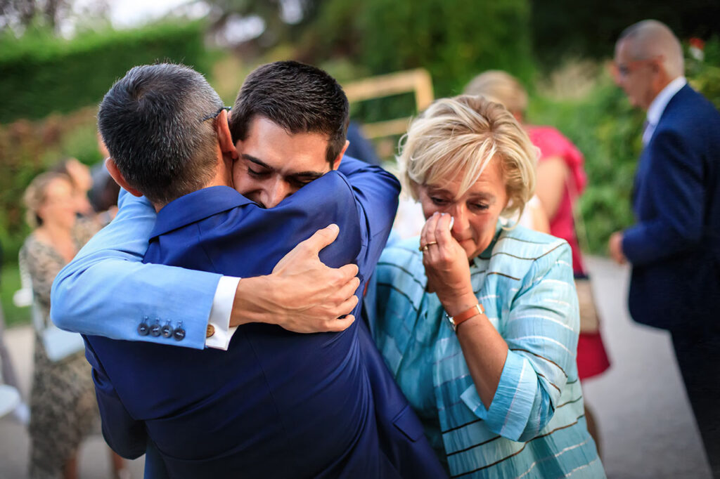 Instant d'émotion et étreinte familiale pendant le mariage — photographe de mariage à Paray-le-Monial