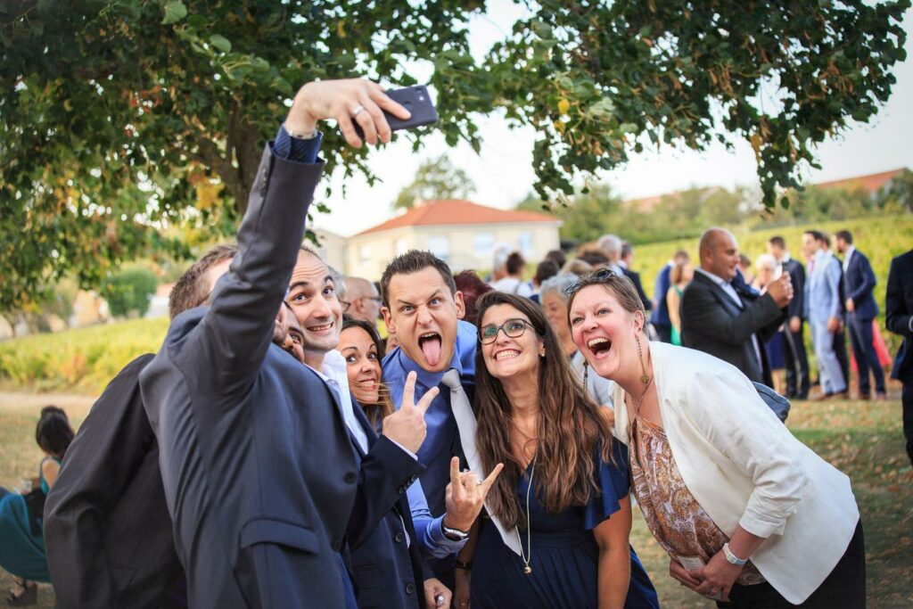 Invités souriants prenant un selfie pendant le mariage — photographe de mariage à Paray-le-Monial
