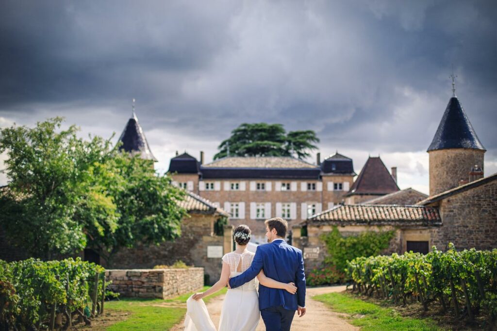 Mariés marchant vers leur domaine de réception — photographe de mariage à Paray-le-Monial