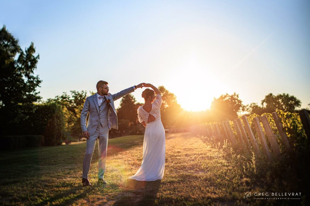 Mariés dansant au coucher du soleil — photographe de mariage à Paray-le-Monial