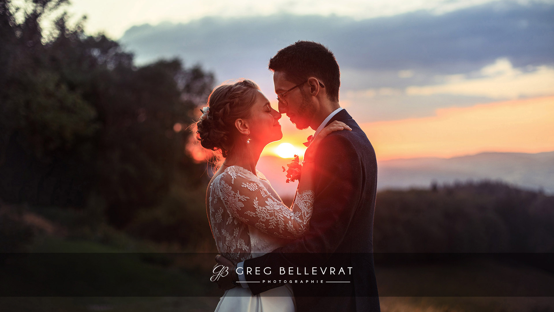 Couple de mariés enlacé au coucher du soleil — photographe de mariage à Paray-le-Monial