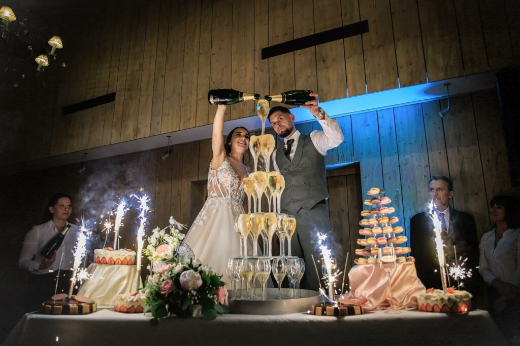Pièce montée de coupes de champagne pendant la soirée — photographe de mariage à Paray-le-Monial