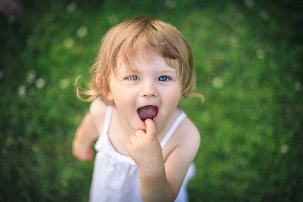 Portrait d'un bébé riant aux éclats en extérieur — photographe de famille à Villefranche-sur-Saône