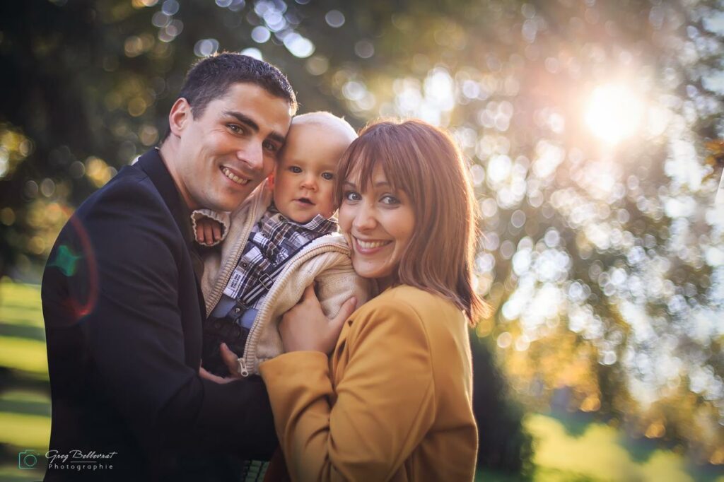 Portrait de famille complice avec leur bébé — photographe de famille à Paray-le-Monial