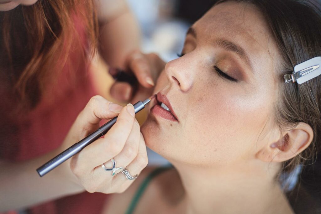 Préparatifs et maquillage de la mariée avant la cérémonie — photographe de mariage à Paray-le-Monial