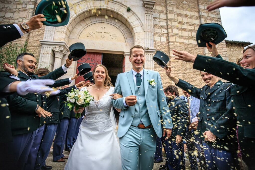 Sortie de l'église sous une pluie de confettis — photographe de mariage à Paray-le-Monial