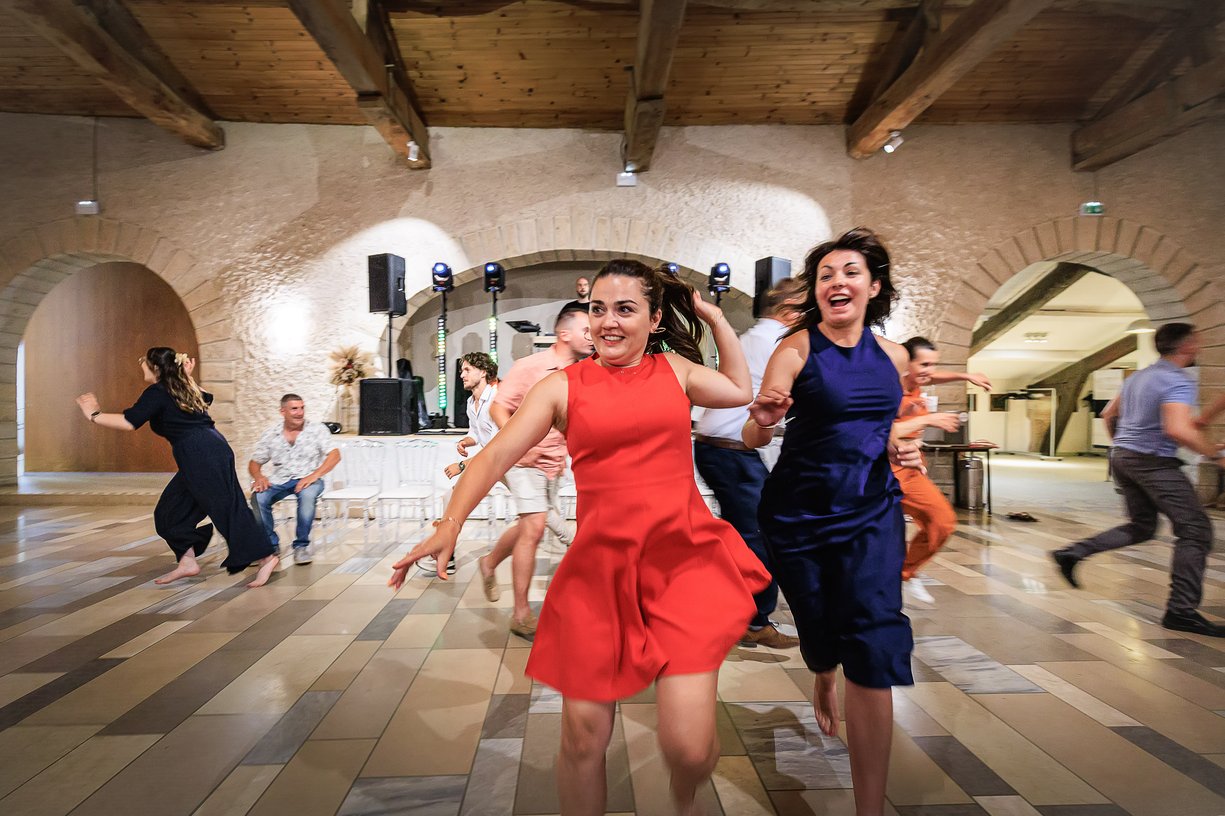 Invites qui courent pieds nus pendant le jeu des douze mois sur la piste de danse