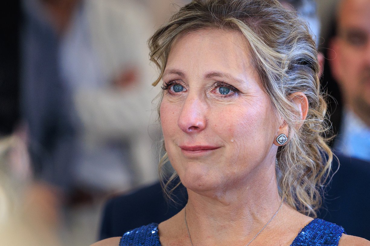 Une mere emue les larmes aux yeux pendant la ceremonie civile du mariage d'Amandine et Vincent