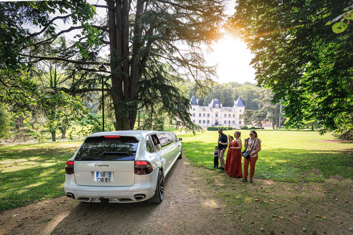Limousine garee devant le chateau d'Aine a Aze avec des invites au vin d'honneur