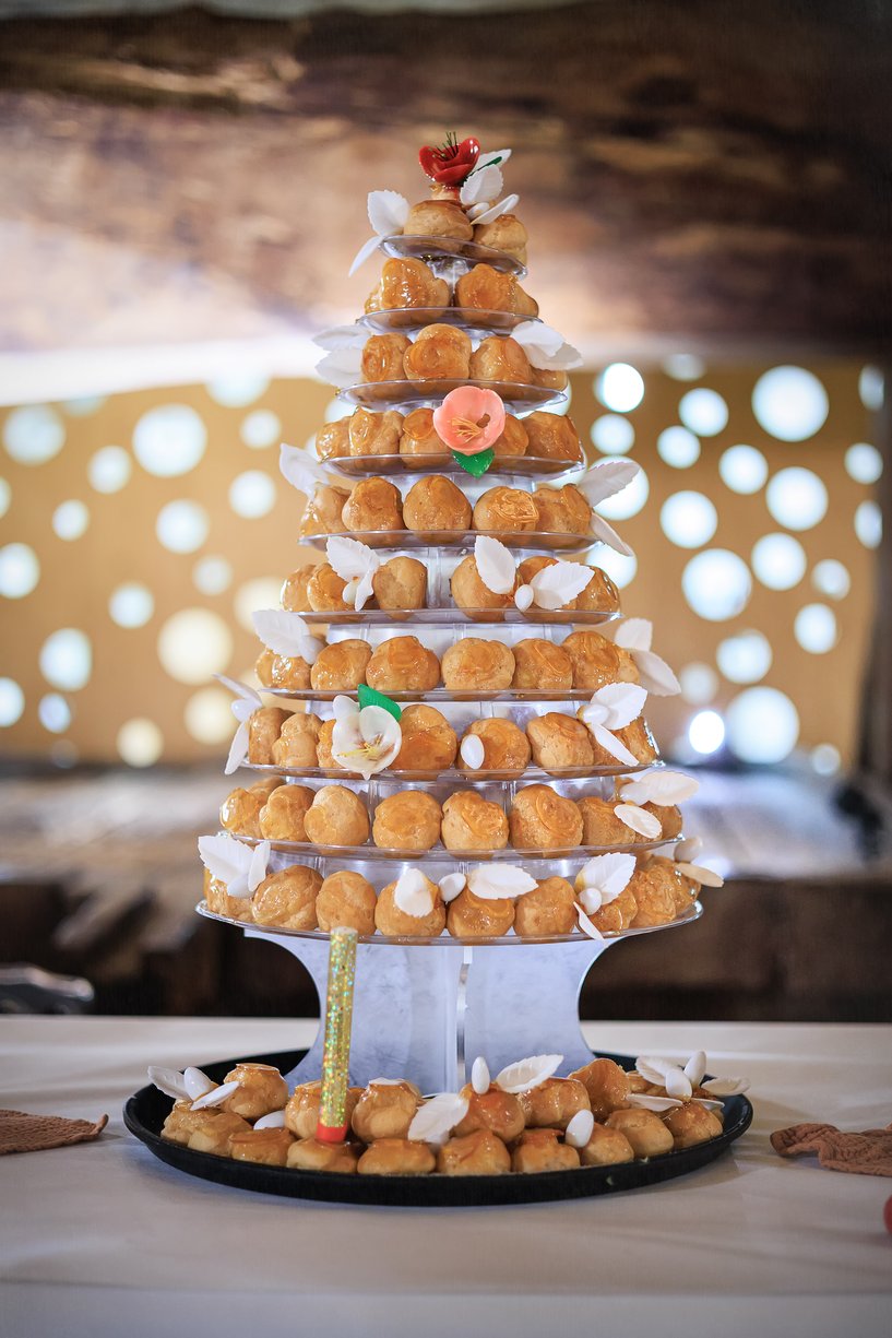 Piece montee en choux caramelises decoree de fleurs en sucre pour le mariage