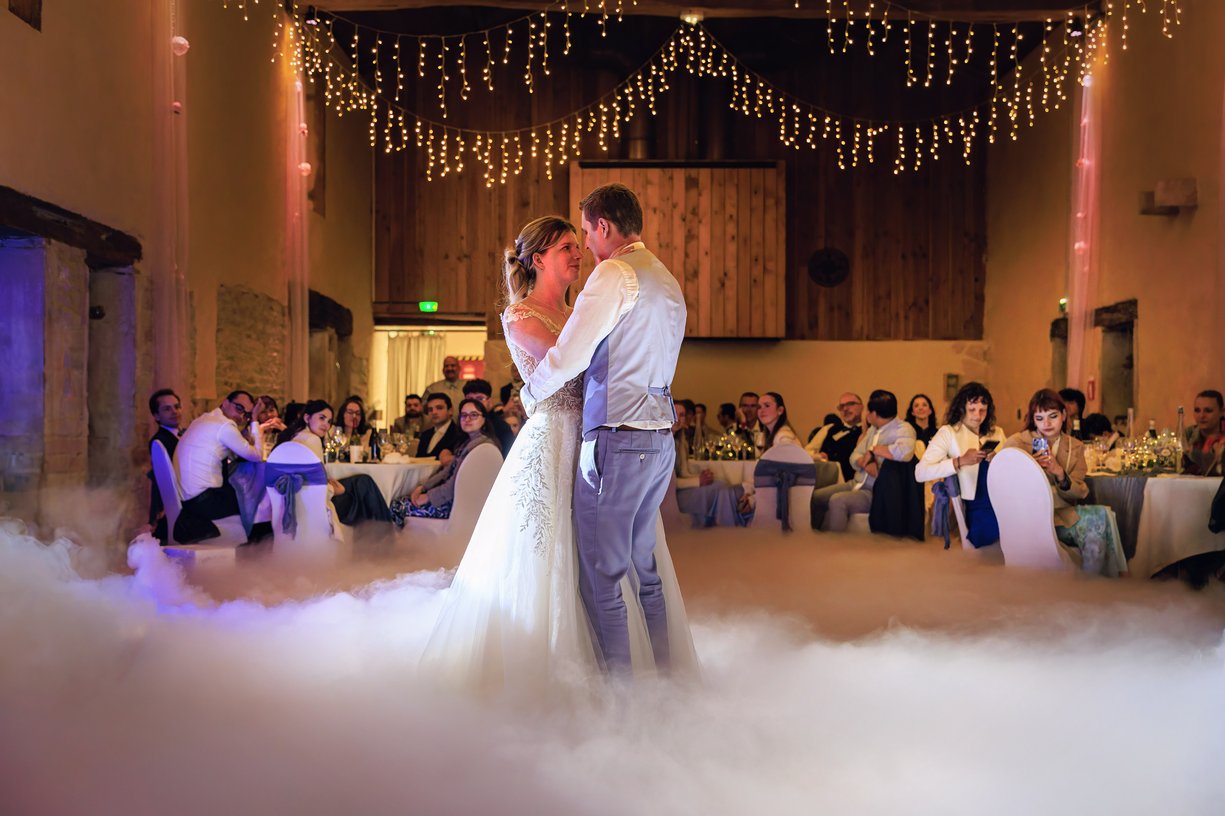 Premiere danse d'Amandine et Vincent dans un nuage de fumee lourde sous les guirlandes de la grange
