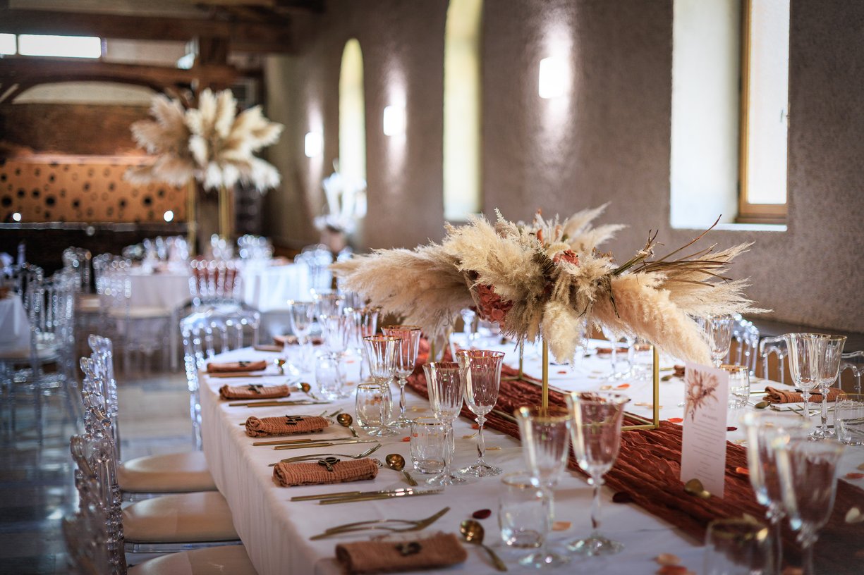 Table dressee avec bouquet de pampa et chemin de table terracotta au Tinaille