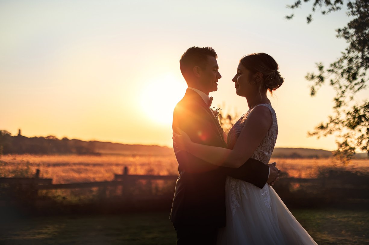 Camille et Dimitri front contre front au coucher de soleil dans les champs derriere la Ferme du Tremblay