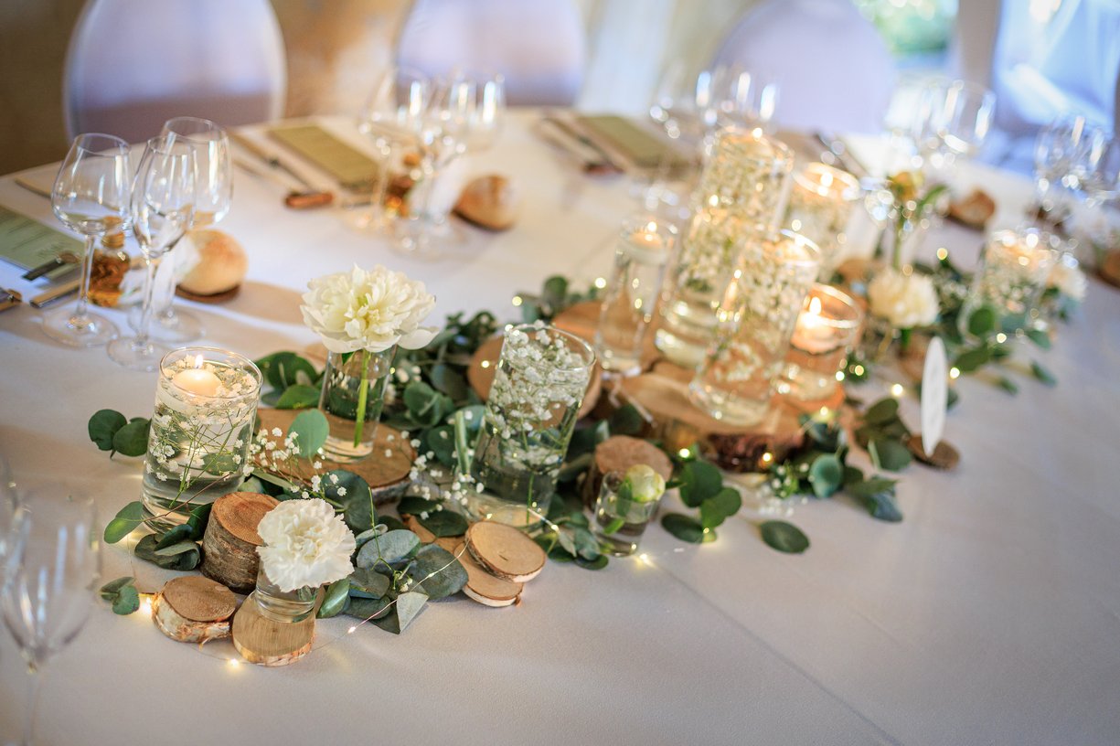 Decoration de table avec bougies flottantes, eucalyptus et fleurs blanches, avant l'arrivee des invites