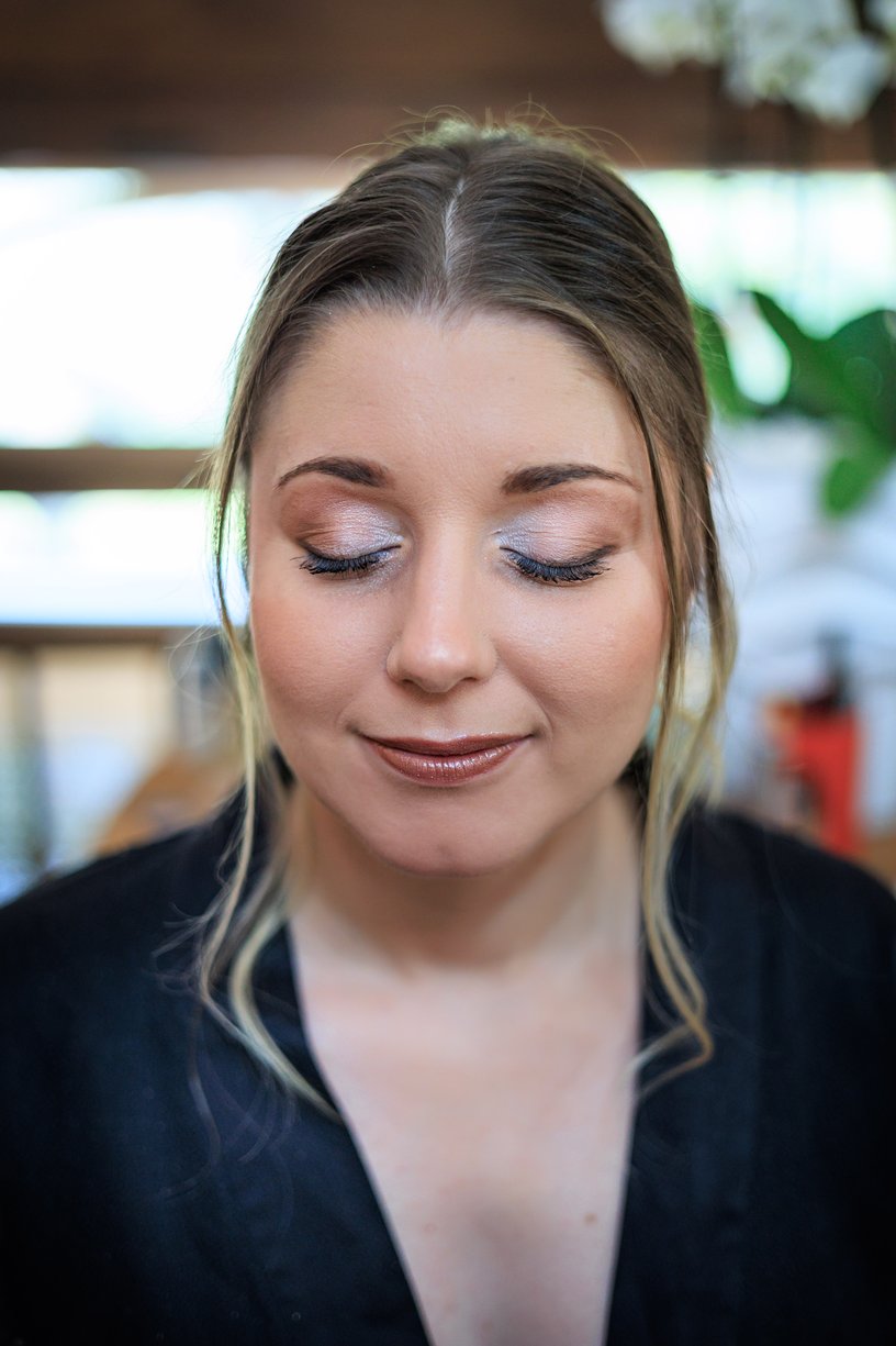 Camille les yeux fermes pendant sa preparation, avant d'enfiler la robe de mariee